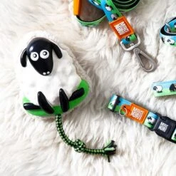 Max & Molly Hundespielzeug Woody The Sheep -Günstiges Kornfrei Futter Geschäft 191197 maxnmolly kuscheltier spielzeug woody sheep hs 03 1